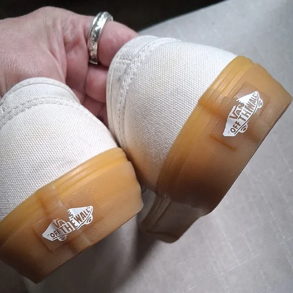 Vans Men’s Off-White Canvas Low-Top Sneakers with Gum Sole - Picture 3 of 10